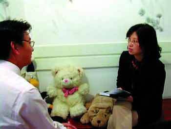 中国首批职业心理咨询师在上海持证上岗 心理健康服务新篇章